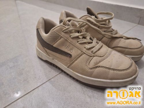 נעליים מדגם FILA