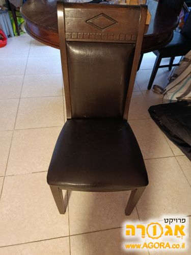 שולחן פינת אוכל וכסאות