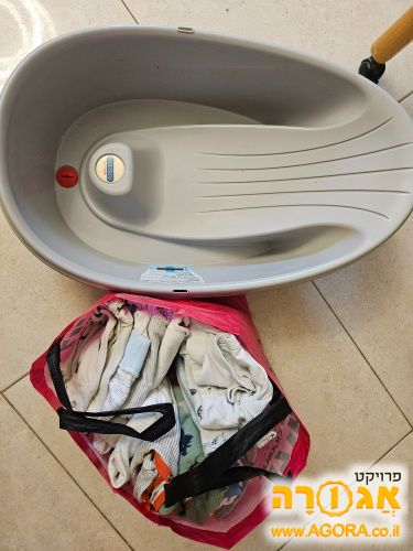אמבטיה ובגדים לתינוק