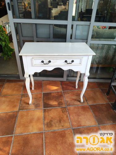 שידה לבנה