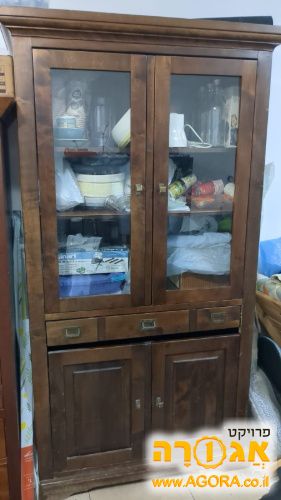ארון עם דלתות זכוכית
