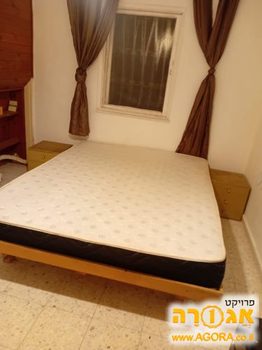 מיטה זוגית ושתי שידות