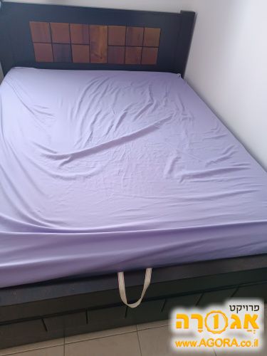 מיטה מעץ מלא עם ארגז מצעים בצבע חום כהה