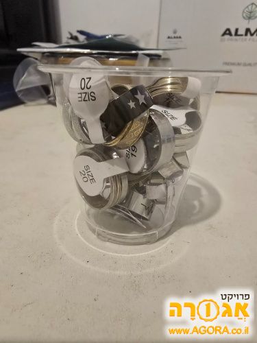 מיני קופסא עם כמה טבעות יפות עם כל מיני
