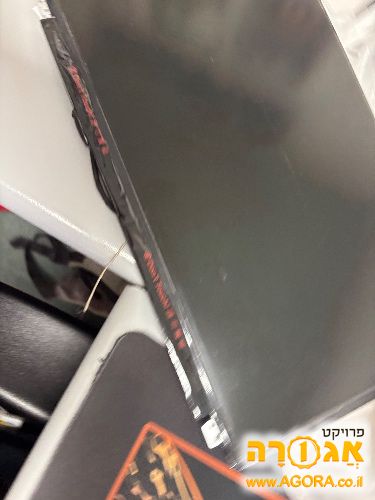 מסך של מחשב נייד (ללא המסגרת)