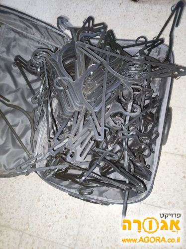 מאות קולבי פלסטיק שחורים