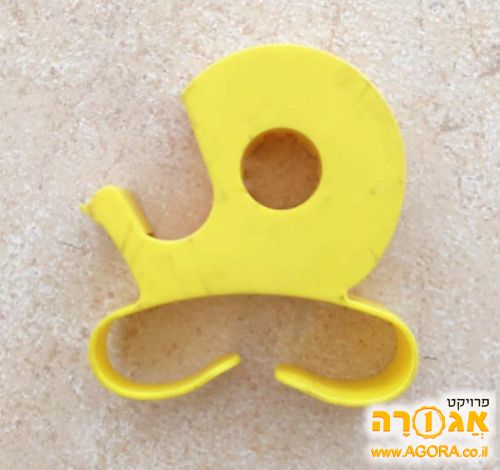 מתקן לנייר דבק שמתלבש על היד