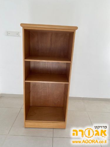 כוננית מעץ