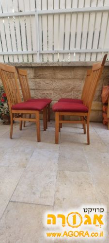 4 כיסאות מרופדים במצב טוב