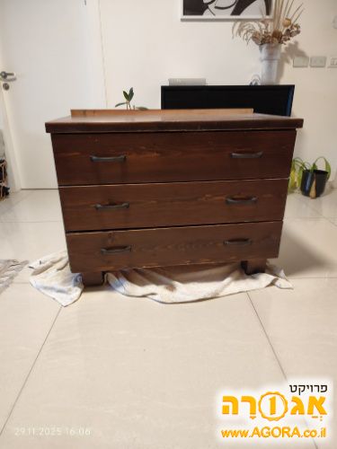 שידה גדולה מעץ מלא
