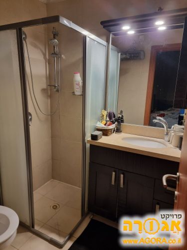 ארון אמבטיה ומקלחון