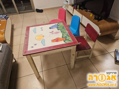 שולחן וכסאות לילדים קטנים