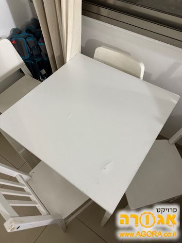 שולחן אוכל וכסאות