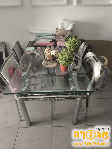 שולחן וכיסאות