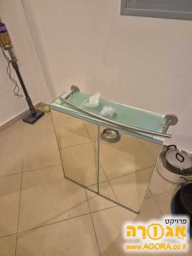 ארונית אמבטיה ומדף