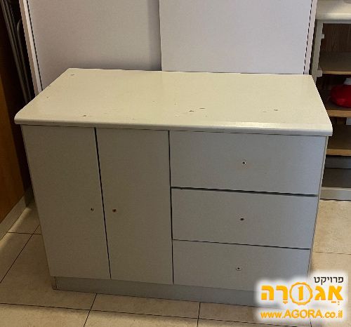 שידה (מגירות ודלת)