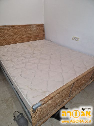 מיטה זוגית איקאה עם מזרן בן שנתיים