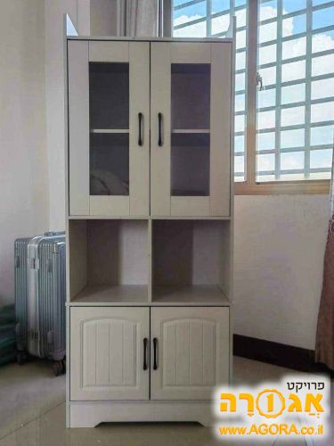 ארון צר וגבוה