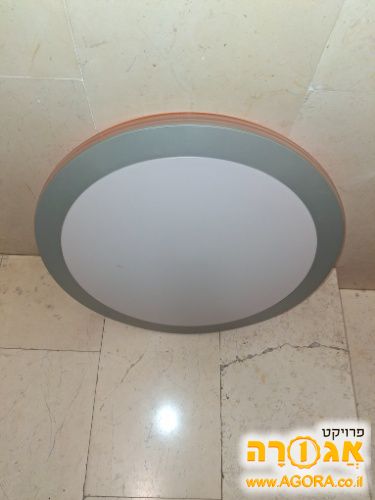 מנורה צמודה לתקרה