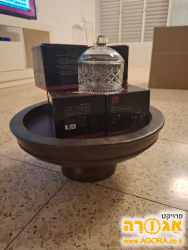 צנצנות זכוכית ומעמד אירוח