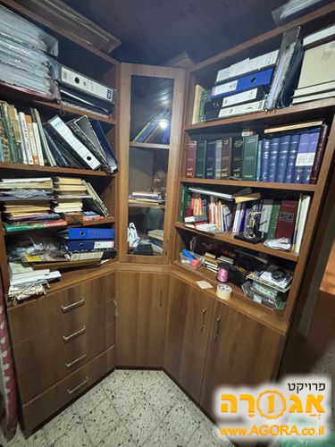 ספריה 3 חלקים עם וטרינה 4 מגירות. נדרש