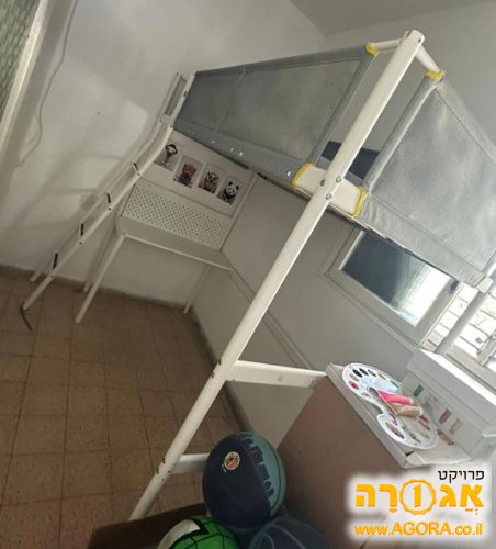 מיטת גלריה כוללת שולחן איקאה ללא מזרון