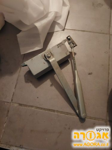 מחזיר שמן לדלת