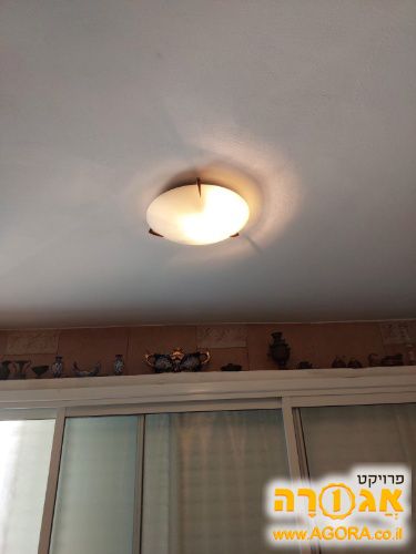 מנורה צמודת תיקרה