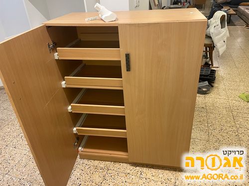 ארון מדפים