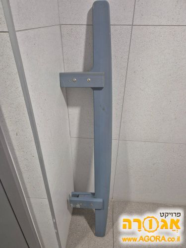 מעקה למטה
