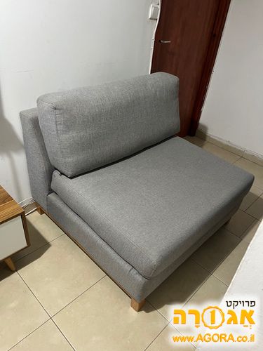 כורסא שהיא ספה קטנה