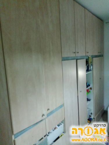 ארון בגדים גדול