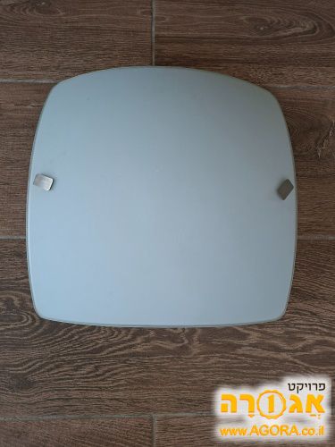 מנורה צמודה לתקרה