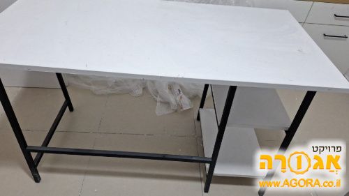 שולחן עבודה עם מדפים