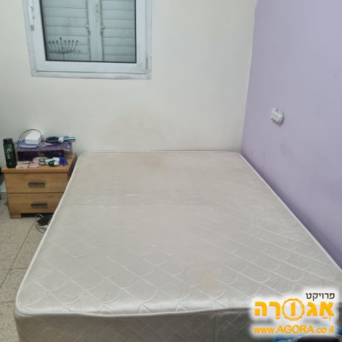 בסיס מיטה זוגית מעץ ומזרן