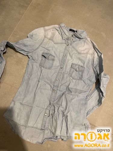 מכופתרת ג'ינס