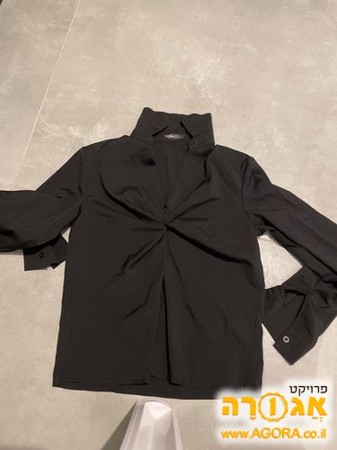 חולצה עם צווארון