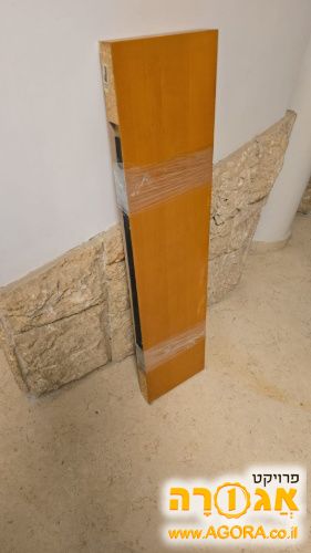 שני מדפי עץ מצופה לקה