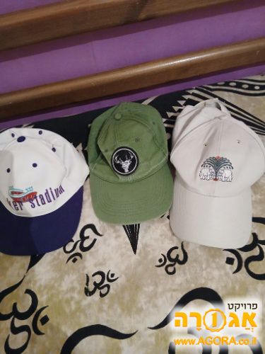 3 כובעים