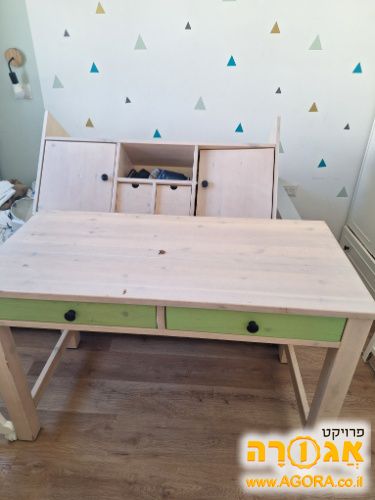 שולחן כתיבה וכוורת
