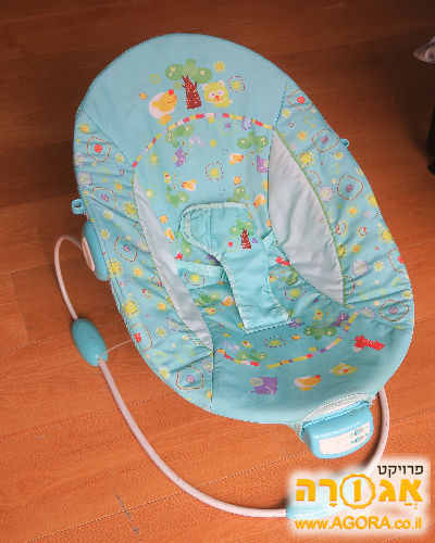 טרמפולינה בצבע כחלת עם מוזיקה