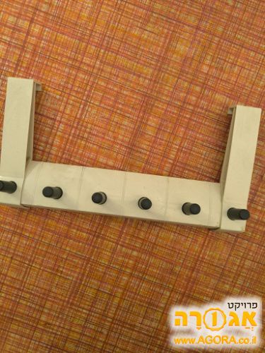 מתלה מאחורי הדלת