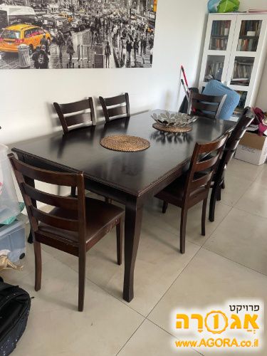 שולחן אירוח וכיסאות