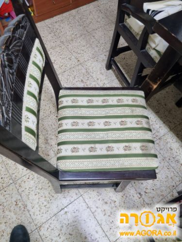 שולחן וכסאות
