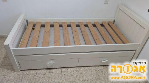 מיטת נוער לבנה מעץ עם מיטת חבר ומגירות