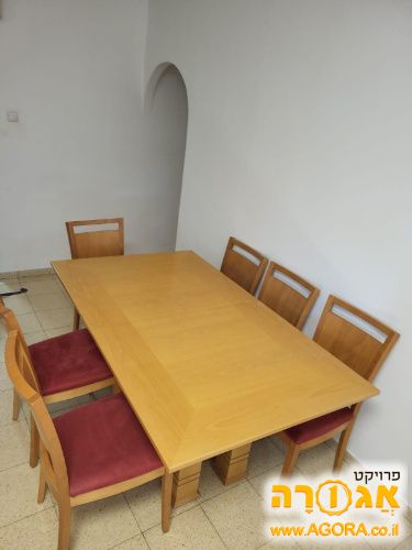 שולחן אוכל וכיסאות