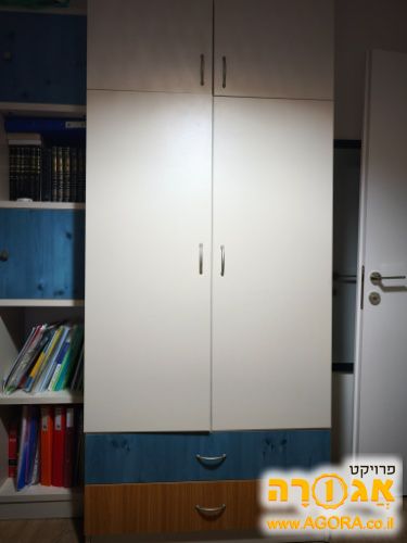 ארון בגדים כוננית ספרים