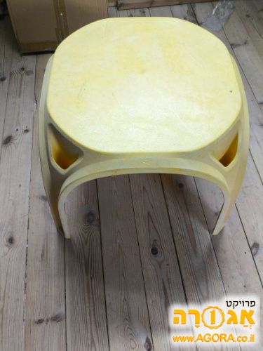 שולחן פלסטיק קטן
