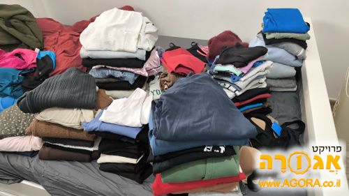 חמש שקיות מלאות בבגדי נשים מכל הסוגים