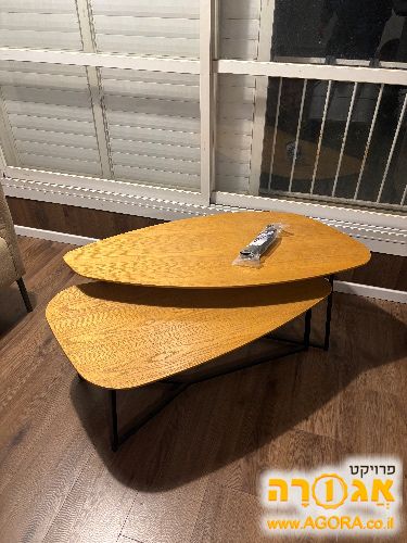 שני שולחנות קפה
